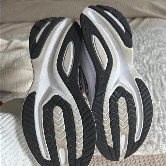 Saucony White and Black Athletic Shoes - Picture 4 of 4